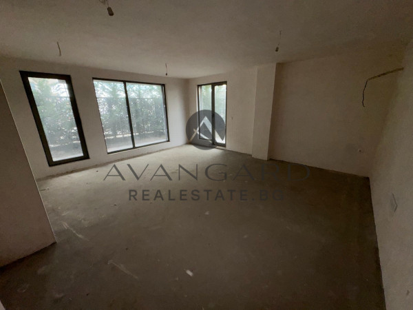 Двустаен с Двор/ Гребната