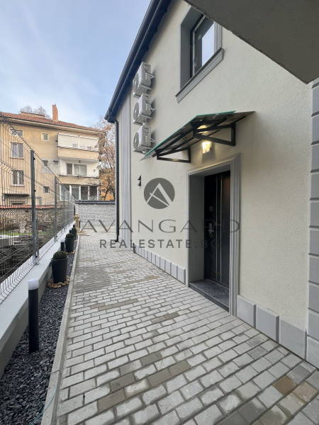 ДВУЕТАЖНА КЪЩА НА СУПЕРЦЕНТЪР ДО КАПАНА