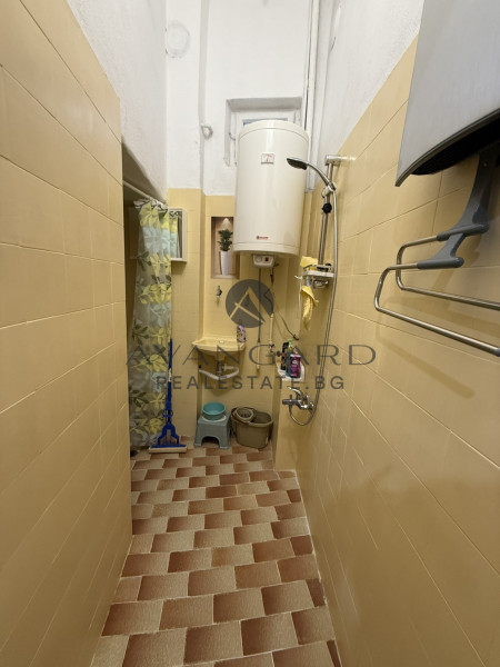 FURNISHED FLOOR OF A TRAP HOUSE!