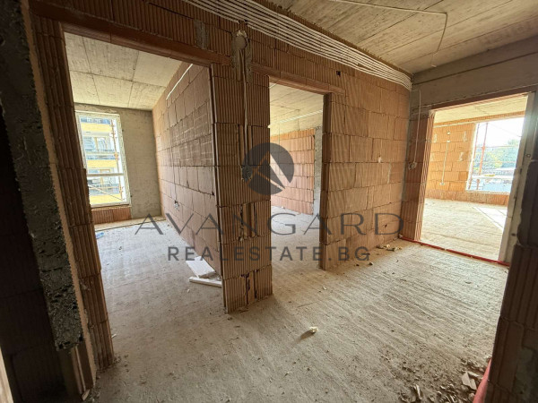 Two -bedroom apartment! Youth hill!