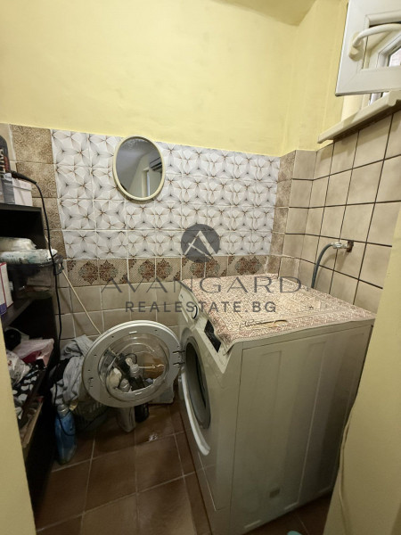 FURNISHED FLOOR OF A TRAP HOUSE!