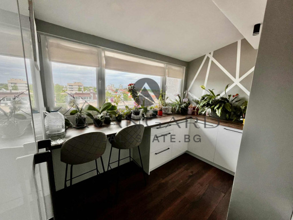 Stylish two -bedroom apartment! Separate on the floor! South!