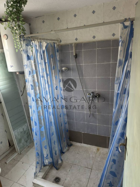 МАСИВНА КЪЩА С ДВОР! СКУТАРЕ!