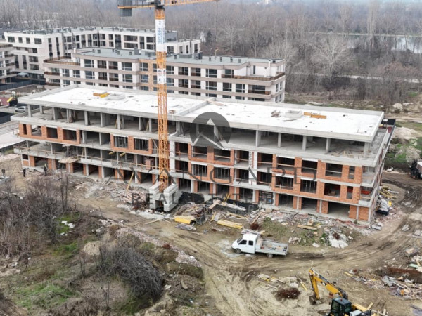 Малка луксозна сграда до Гребна база