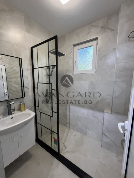 Renovated two -bedroom apartment next to the fair