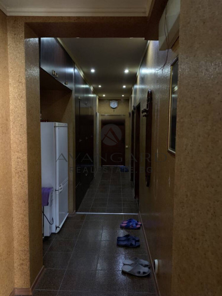 Етаж от къща с двор и два гаража