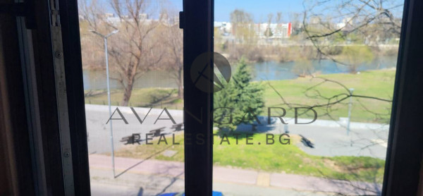 ТРИСТАЕН С ГАРАЖ ВОДНАТА ПАЛАТА