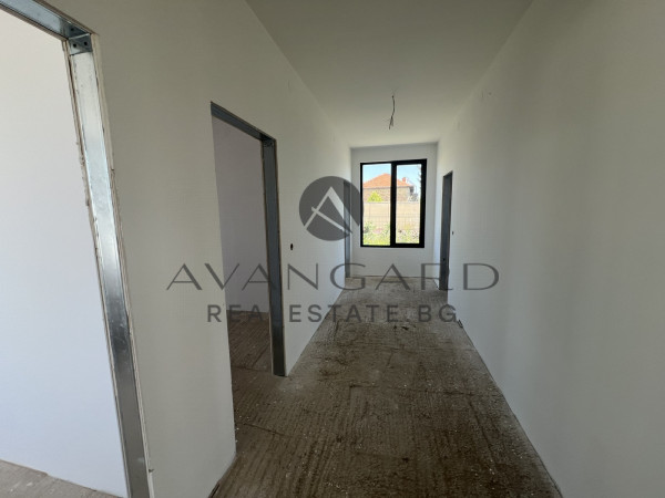 САМОСТОЯТЕЛНА КЪЩА С ДВОР! с. Скутаре