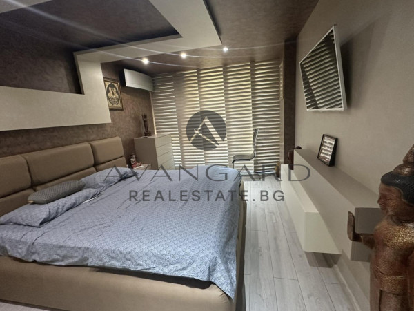 A three -bedroom furnished! Youth hill!