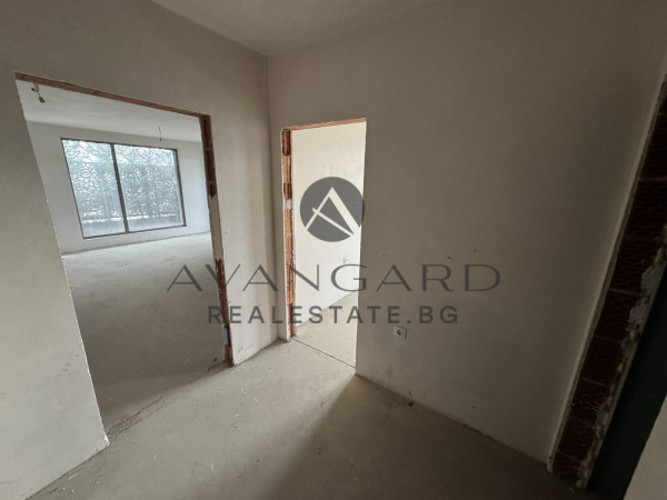 Двустаен с Двор/ Гребната