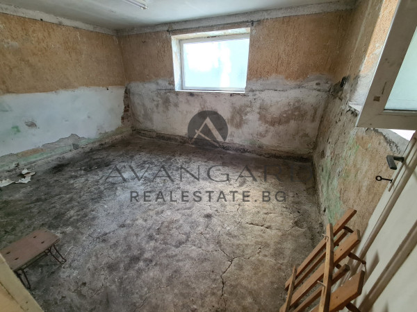 Floor of a House with yard and garage / Smirnenski