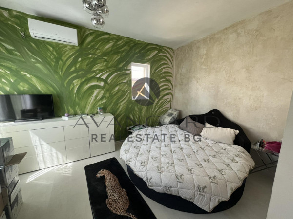 ТРИЕТАЖНА КЪЩА С ДВОР И РАЗРАБОТЕН БИЗНЕС