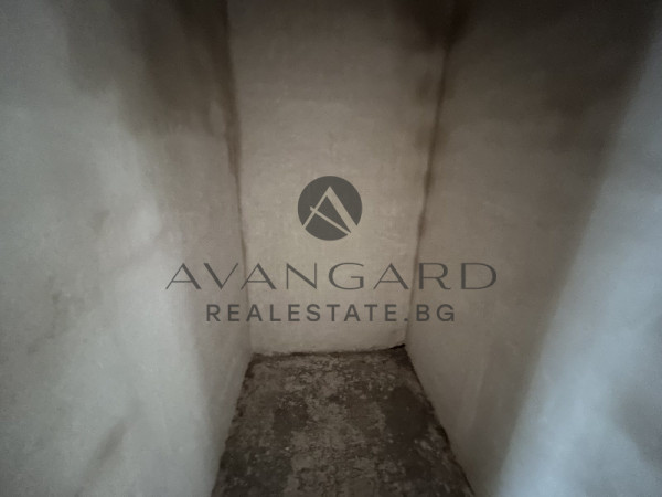 ОБШИРЕН ЧЕТИРИСТАЕН ОСТРОМИЛА