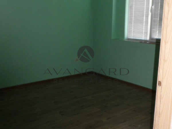 Тристаен Апартамент / Изгрев