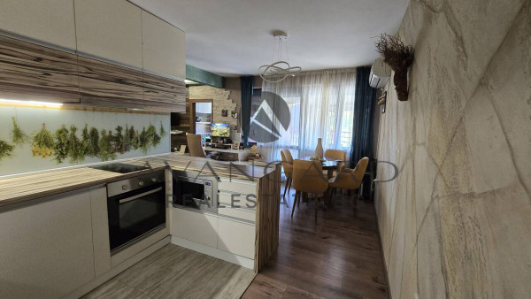 ТРИСТАЕН ОБЗАВЕДЕН АПАРТАМЕНТ ДО СТАРИЯ ГРАД!