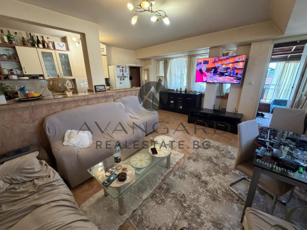 Тристаен с ПАРКОМЯСТО МАРАША