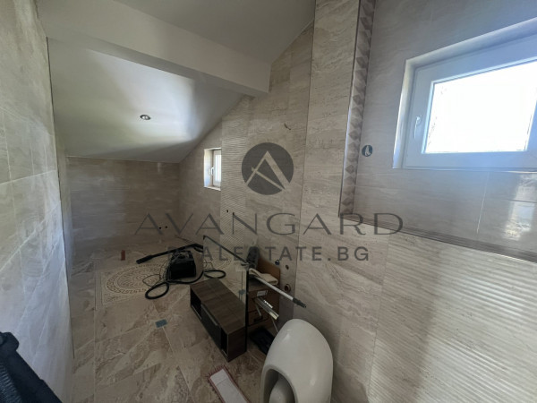 ТРИЕТАЖНА КЪЩА С ДВОР И РАЗРАБОТЕН БИЗНЕС