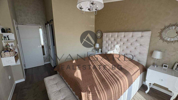 Stylish two -bedroom apartment! Separate on the floor! South!