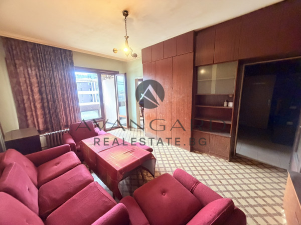 Двустаен апартамент до Форум