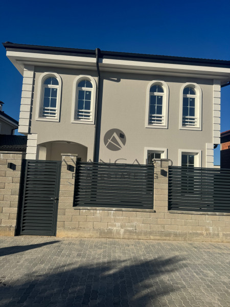 House with GARAGE and THREE parking spaces / Belashtitsa