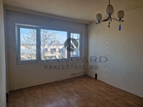 ДВУСТАЕН РЕАЛНА КВАДРАТУРА! ТРИ ОТДЕЛНИ СТАИ!!