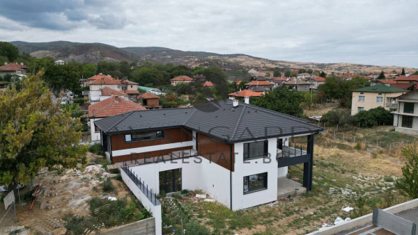 A detached house with a garage and parking space in S. Parvenets