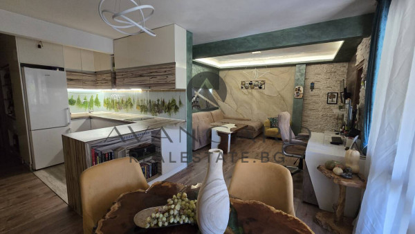 ТРИСТАЕН ОБЗАВЕДЕН АПАРТАМЕНТ ДО СТАРИЯ ГРАД!