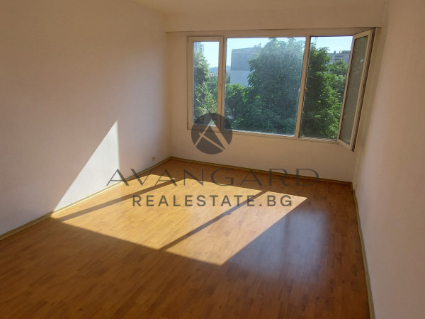 ДВУСТАЕН С ТРИ ОТДЕЛНИ СТАИ! СМИРНЕНСКИ