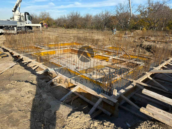 САМОСТОЯТЕЛНА КЪЩА С ДВОР! КОМАТЕВО!