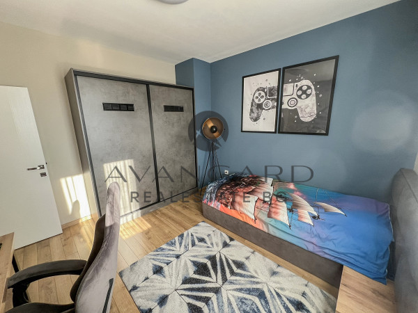 LUXURIOUSLY FURNISHED MULTI-ROOM APARTMENT