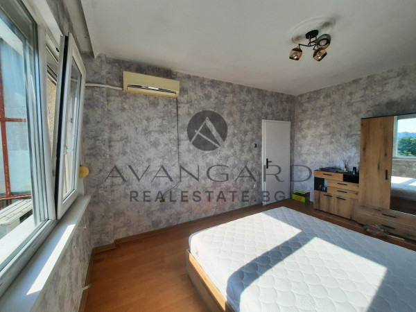 One-bedroom apartment with real square footage / p-t chicken