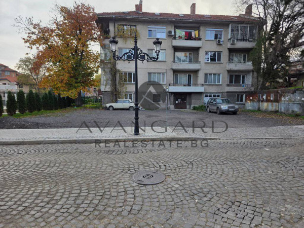 A HOUSE WITH A YARD IN THE CENTER OF THE CITY !!!