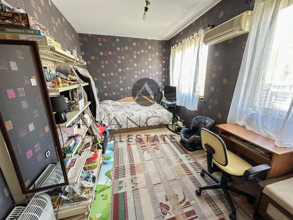 ПРОСТОРЕН ТРИСТАЕН С ЧЕТИРИ ОТДЕЛНИ ПОМЕЩЕНИЯ / РЕАЛНА КВАДРАТУРА / ЮЖНО ИЗЛОЖЕНИЕ / ЦЕНТЪР