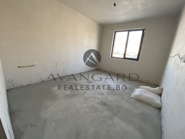 ИЗГОДНО! Обширен Тристаен Остромила