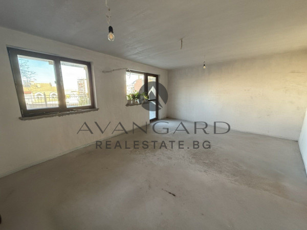 Двустаен с двор на Бунарджика