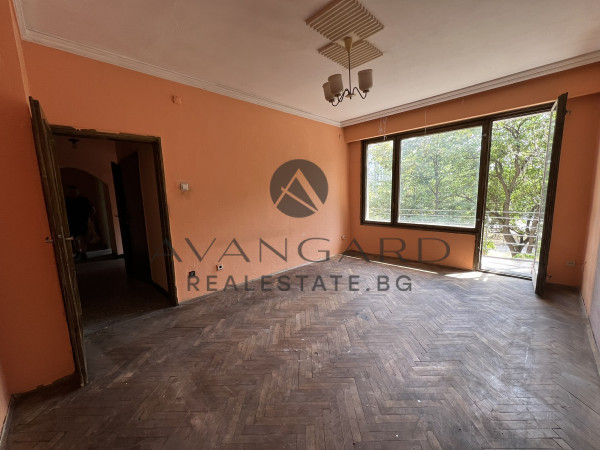 One -bedroom apartment with three separate rooms in Kamenitsa 1