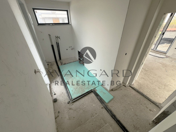 САМОСТОЯТЕЛНА ДВУЕТАЖНА КЪЩА С ДВОР с. Марково