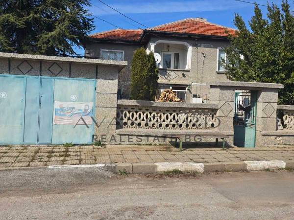 Двуетажна къща / с. Козаново