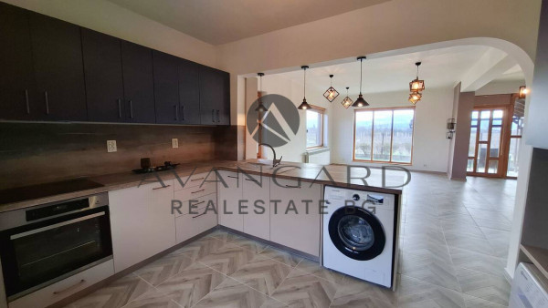 САМОСТОЯТЕЛНА КЪЩА в с. СКУТАРЕ!