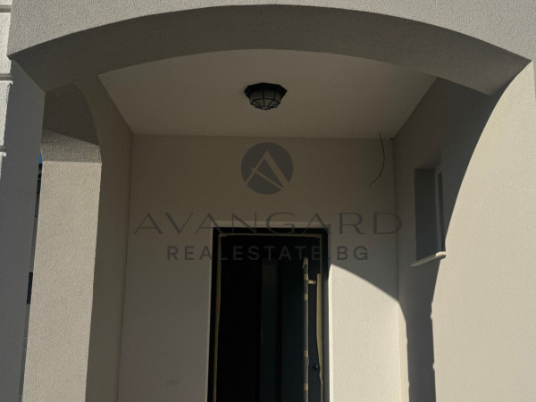 House with GARAGE and THREE parking spaces / Belashtitsa