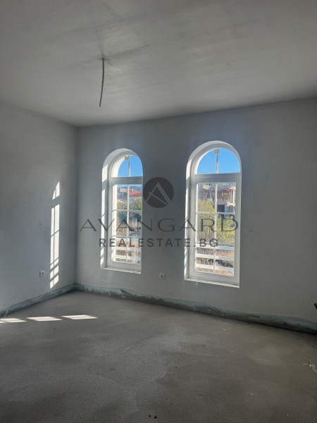 House with GARAGE and THREE parking spaces / Belashtitsa