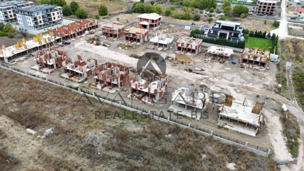 ДВУЕТАЖНА КЪЩА В ОСТРОМИЛА