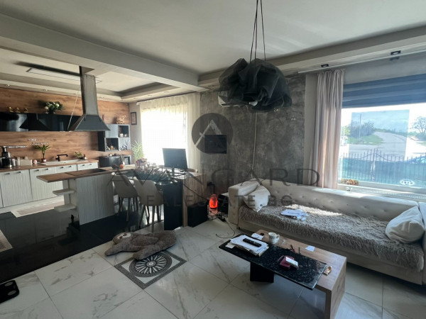 ТРИЕТАЖНА КЪЩА С ДВОР И РАЗРАБОТЕН БИЗНЕС