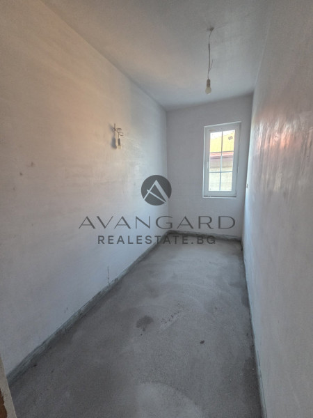 House with GARAGE and THREE parking spaces / Belashtitsa