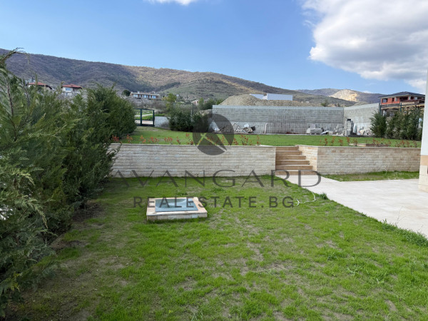 САМОСТОЯТЕЛНА КЪЩА С ДВОР! с. Брестник