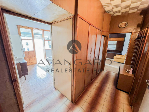 ДВУСТАЕН С ТРИ ОТДЕЛНИ СТАИ! ИЗГРЕВ