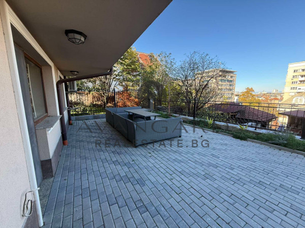 Двустаен с двор на Бунарджика