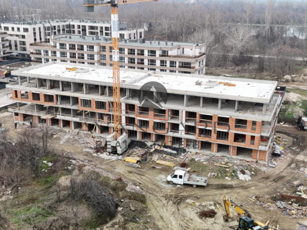 Тристаен апартамент в малка сграда до Гребна база