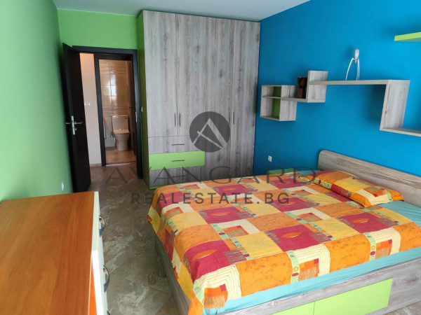 A multi -bedroom apartment to the water panel