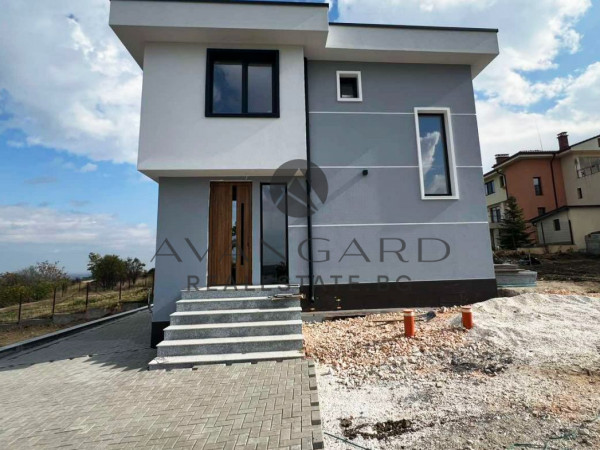 САМОСТОЯТЕЛНА ДВУЕТАЖНА КЪЩА С ДВОР с. Марково